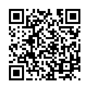 一个三四岁左右的孩子站在密室的中央二维码生成