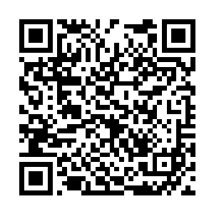 一个下巴上长着胡子茬的年轻人忽然轻轻一笑说道二维码生成