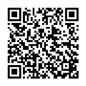 一个个子一米八以上的大男生竟然就这样蹲在地上哭二维码生成