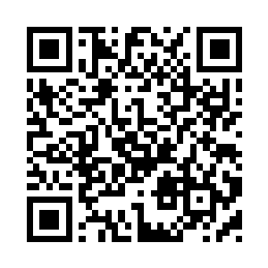 一个中年人和一个青年从山上飞掠下来二维码生成