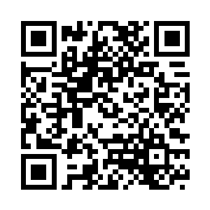 一个中年妇人端着一碗汤走了进来二维码生成