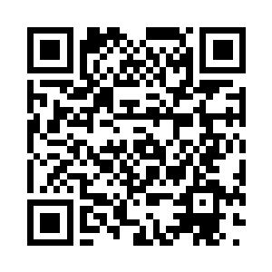 一个中年男子笑着给两个人递来两瓶椰汁二维码生成