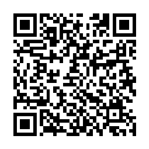 一个二十岁左右的青年喊另一位二十来岁的青年伯伯的场面二维码生成
