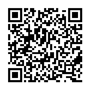 一个伙计和一个厨子在酒楼的门口坐着晒着太阳二维码生成