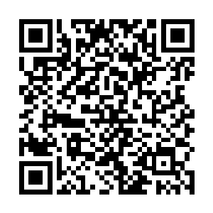 一个体形壮硕的彪悍青年正高度认真地观看着一场比赛二维码生成
