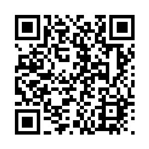 一个全身缩在斗篷里的人一步步走来二维码生成