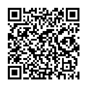 一个全身罩在灰色袍子里面的人在杰克逊耳边低语了几句二维码生成