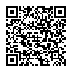 一个古朴淡雅的竹制笔筒里几支签字笔摆放在其中二维码生成