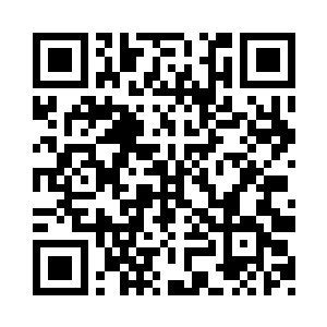 一个只穿着大裤头的二十多岁的年轻人二维码生成