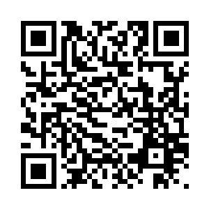 一个备用浮空艇库房面前的一片空地二维码生成