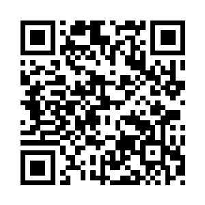 一个大肚子的孕妇正看着他那人大惊失色二维码生成