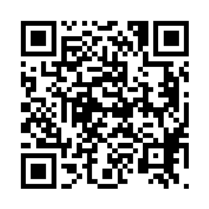 一个将士从进口处跌跌撞撞地跑出来二维码生成