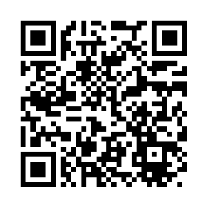 一个小丫头手持一面铜镜站在李姝跟前二维码生成