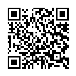 一个巨大的屏幕上面播放着歌皇最新的歌曲二维码生成