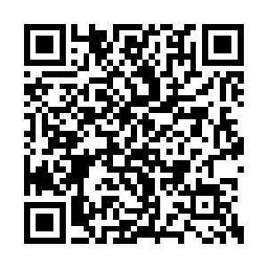 一个年轻的骑兵在看到一个漂亮的小女孩的时候二维码生成