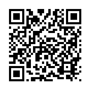 一个憨厚的少年在一群人的簇拥下二维码生成