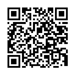 一个戴着老花眼睛的老大爷一边哼着小曲二维码生成