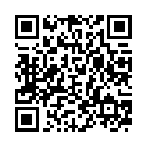 一个手持暗红匕首的青年坐在大树上二维码生成