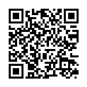 一个打扮新潮的小伙子搂着坐在旁边的女朋友二维码生成