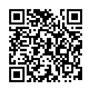 一个染着白头发的年轻人斜靠在摩托车边上二维码生成