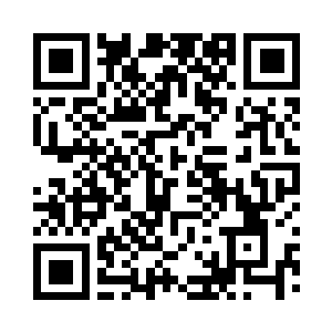 一个染着红头发的短发女孩儿终于反应过来二维码生成