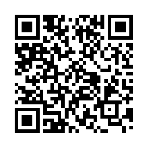 一个柔若的小女生趴在窗户边上踮着脚尖二维码生成