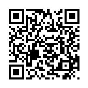 一个桐族老者手中正端着一个圆形银饰二维码生成