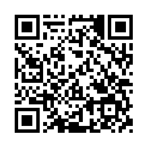 一个海军陆战队士兵走过来检查他们的证件二维码生成