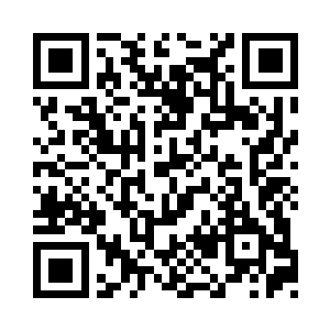 一个漂亮女人穿着这样的战甲飞在天空之中二维码生成