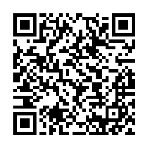 一个狙击枪样式的气动缆索抛射器出现在他的手中二维码生成