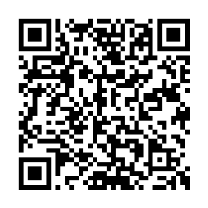 一个男子赤脚踩在了传送云上面朝着这里走过来二维码生成