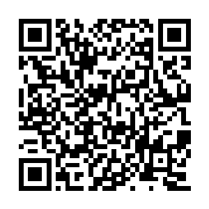 一个略低矮的小矮子男子背负着一个黑色大锤子二维码生成