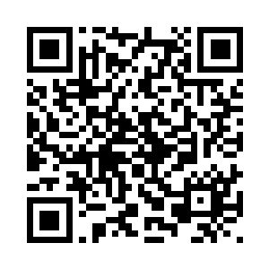 一个瘦弱的小男孩手提着一把尖刀二维码生成