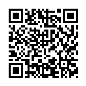 一个白色的戒指出现在其的手掌之中二维码生成