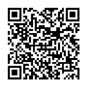 一个破破烂烂的大汉在骏马的屁股上拍了一巴掌大叫道二维码生成