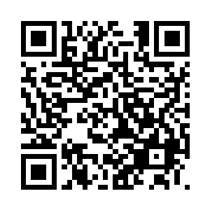 一个穿着一身正装的老者缓缓的走上前台二维码生成