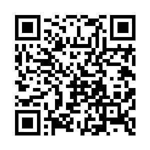 一个穿着浅绿宫装的宫女在宫门内相候二维码生成