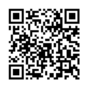 一个穿着白色病人服的人正坐在轮椅上二维码生成