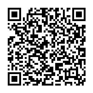 一个穿着礼服的黑人小跑着从前面一辆轿旁跑到了劳斯莱斯的车旁二维码生成