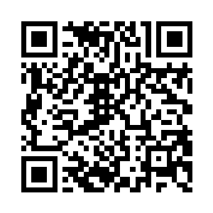 一个穿着黑色斗篷的人正稳稳地站在一旁二维码生成