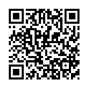 一个穿青衫的年轻人和他一起进来的二维码生成