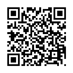 一个管家模样的中年人捏起一只大螃蟹二维码生成