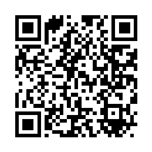 一个纠缠的高大男生冷冷的看着柳逸尘二维码生成