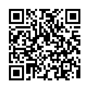 一个老婆婆正在雕刻着一些冰蓝色的石头二维码生成