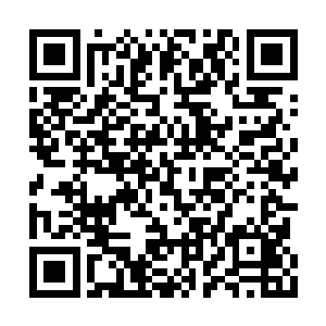 一个胖胖的少妇披散着头发挑着水桶正在打瞌睡二维码生成