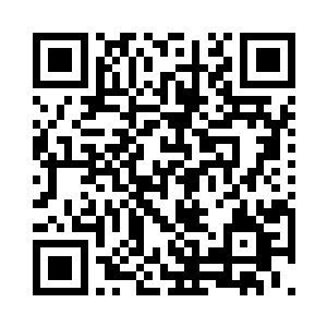 一个西装革履的男子从电梯里面走了出来二维码生成