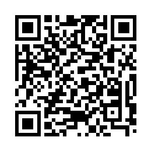 一个身体瘦小的家伙站在铁架上面二维码生成