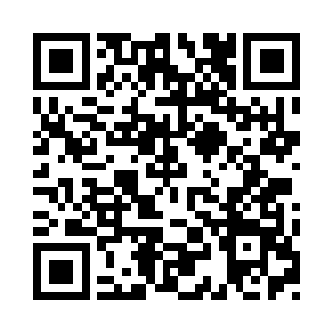 一个身材高大的男人拖着一具神仆的尸体二维码生成