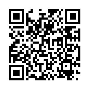 一个身着白色长袍的男人从门外走进来二维码生成