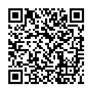 一个身着白衣的绝色女子面带笑容缓步走进房内二维码生成